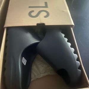 YEEZY SLIDES SIZE 11